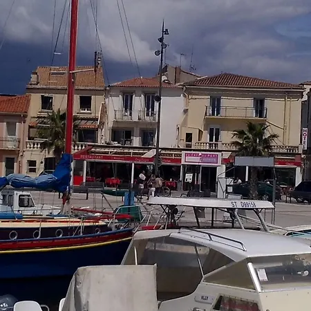 Hotel-restaurant Du Port מלון 3*