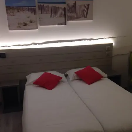 Hotel-restaurant Du Port מלון 3*